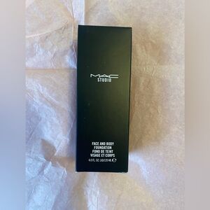MAC Studio Face and Body Foundation N1